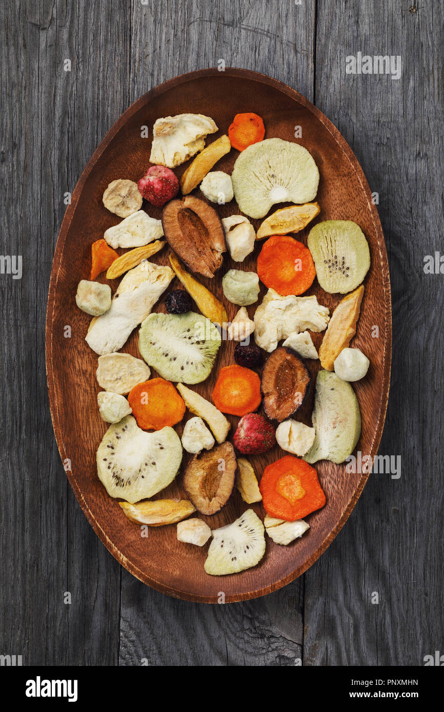 Snack croustillant aérien à partir de fruits et légumes transformés par le séchage sous vide, vue du dessus Banque D'Images