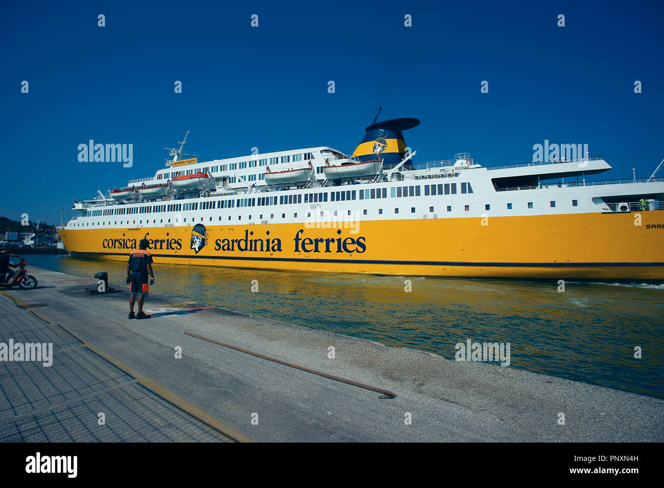 Ferry Sardaigne dans le port de Piombino, Toscane, Italie Banque D'Images
