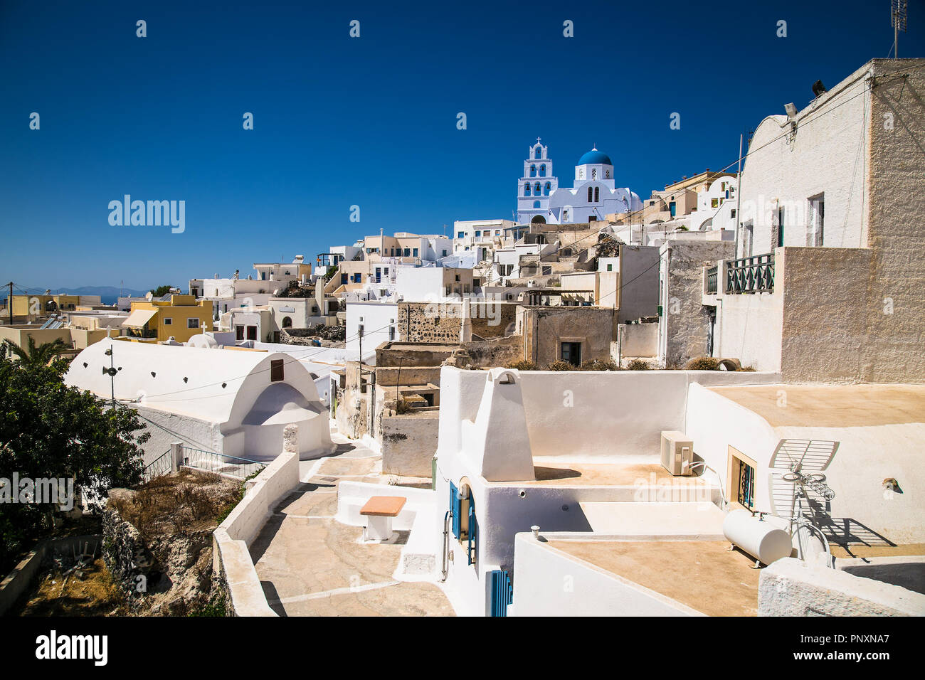 Vue panoramique sur l'église dans le centre du village grec à l'Emporio l'île de Santorin, Grèce. Banque D'Images