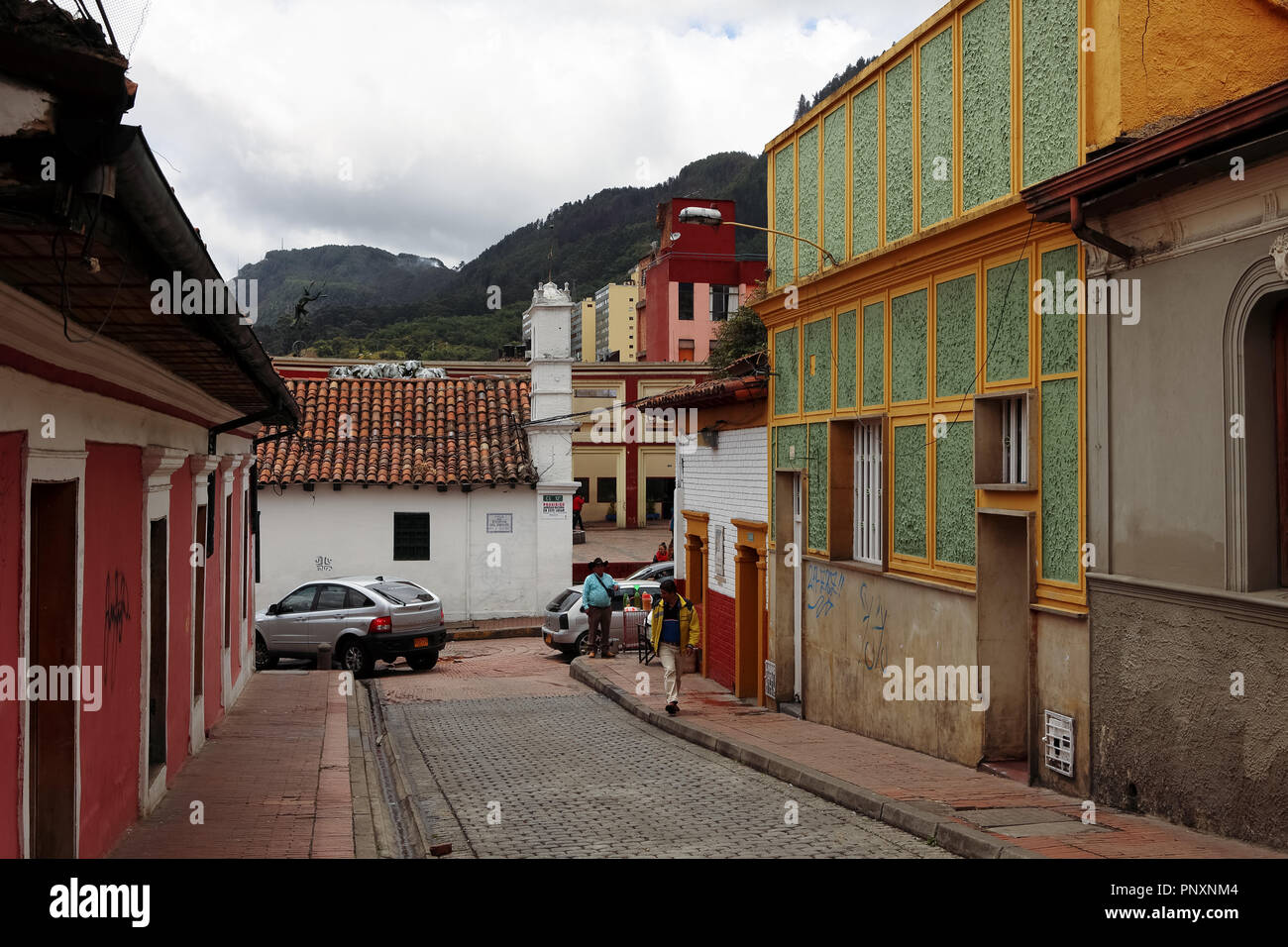 Bogota, Colombie - Juillet 20, 2016 : l'un des rues dans le quartier de La Candelaria qui mène à la Plaza del Chorro de Quevedo. Banque D'Images