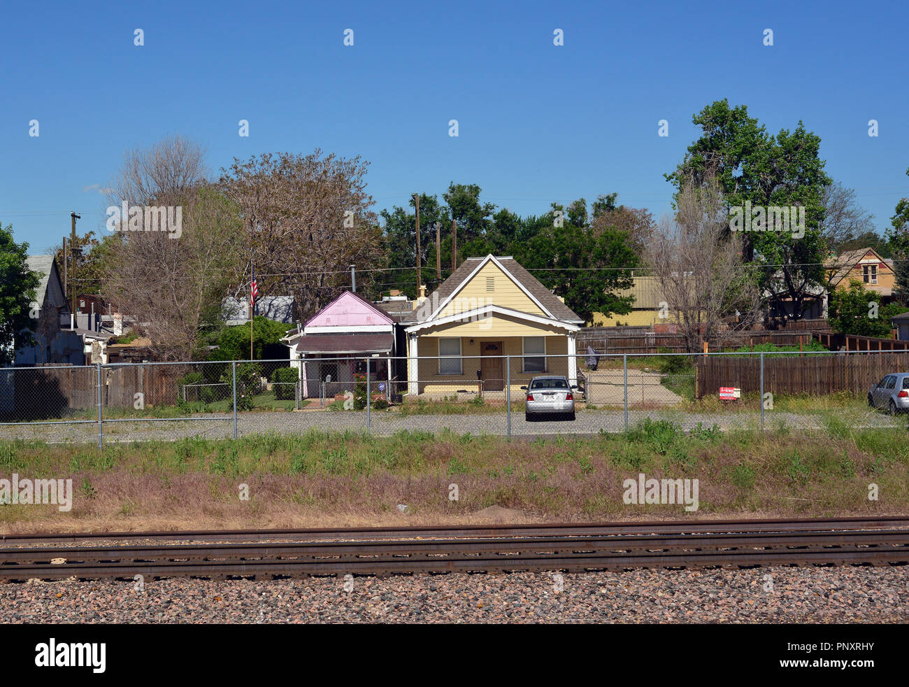 Les voies ferroviaires aux côtés de maisons, Denver, Colorado, USA Banque D'Images