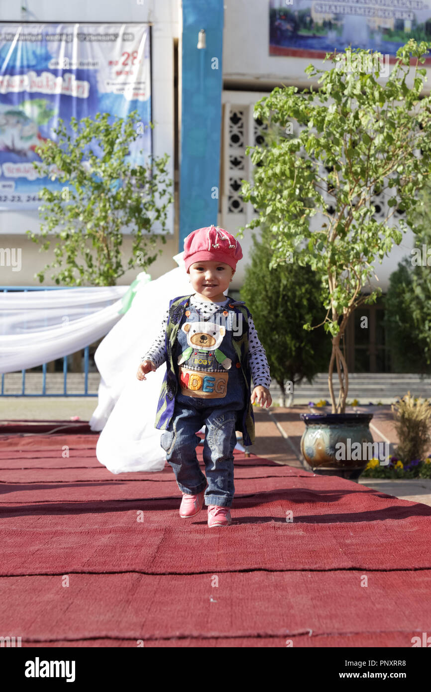 Tachkent, Ouzbékistan - 01 mai 2017 : inconnu de la scène de danse pour enfants tout-petits à l'occasion de la fête de la fontaine dans la ville. Banque D'Images
