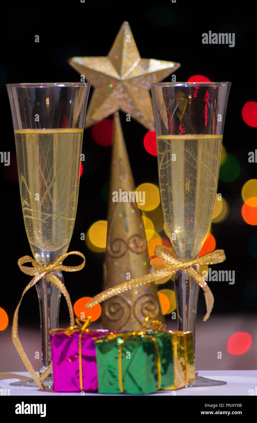 Décorations de Noël et deux verres de champagne avec un arrière-plan avec effet bokeh Banque D'Images