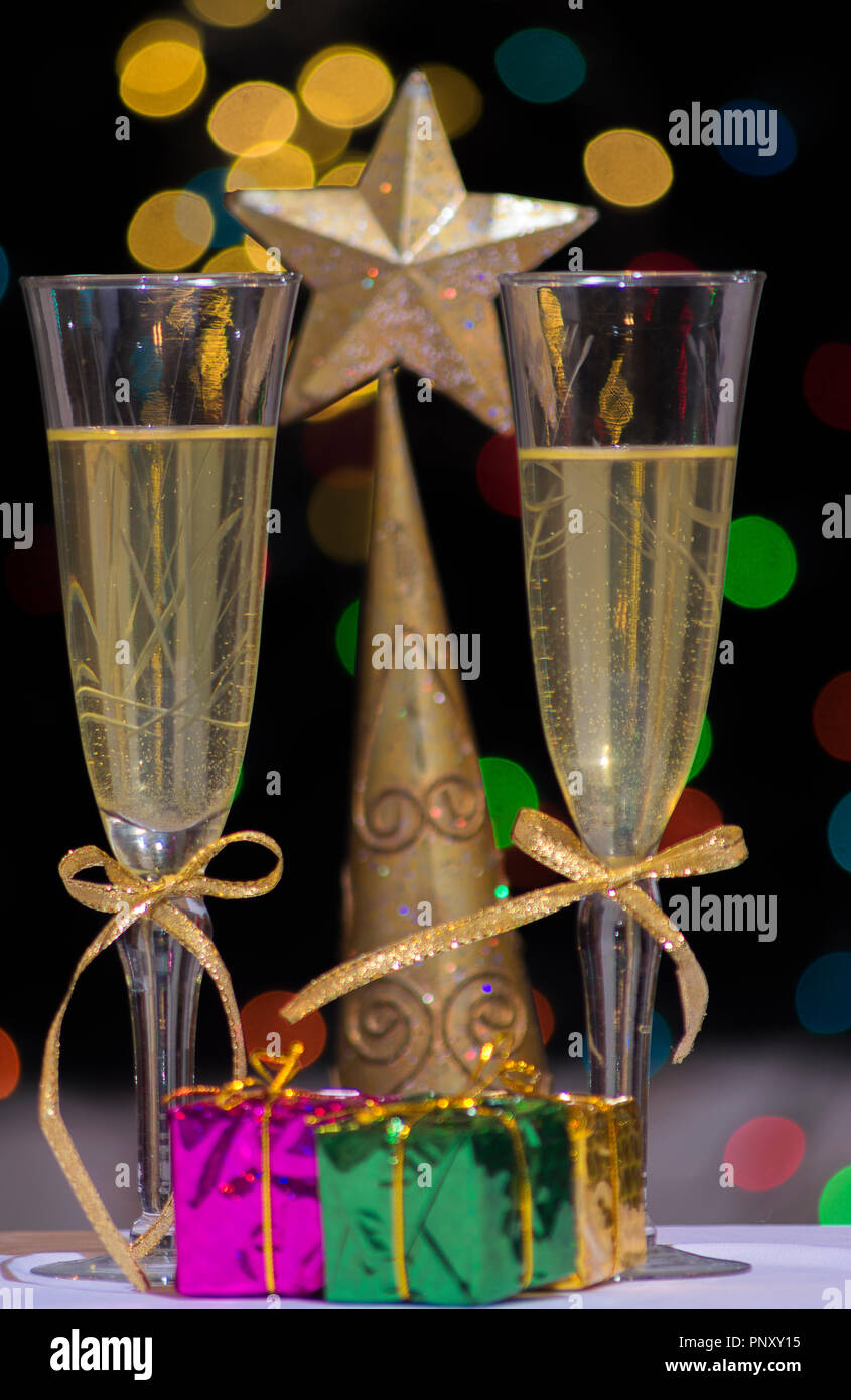 Décorations de Noël et deux verres de champagne avec un arrière-plan avec effet bokeh Banque D'Images