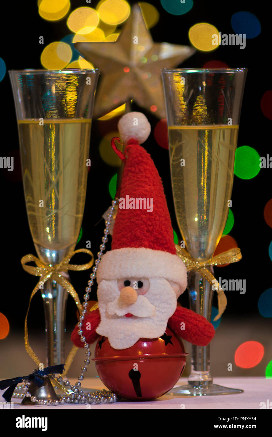 Décorations de Noël et deux verres de champagne avec un arrière-plan avec effet bokeh Banque D'Images