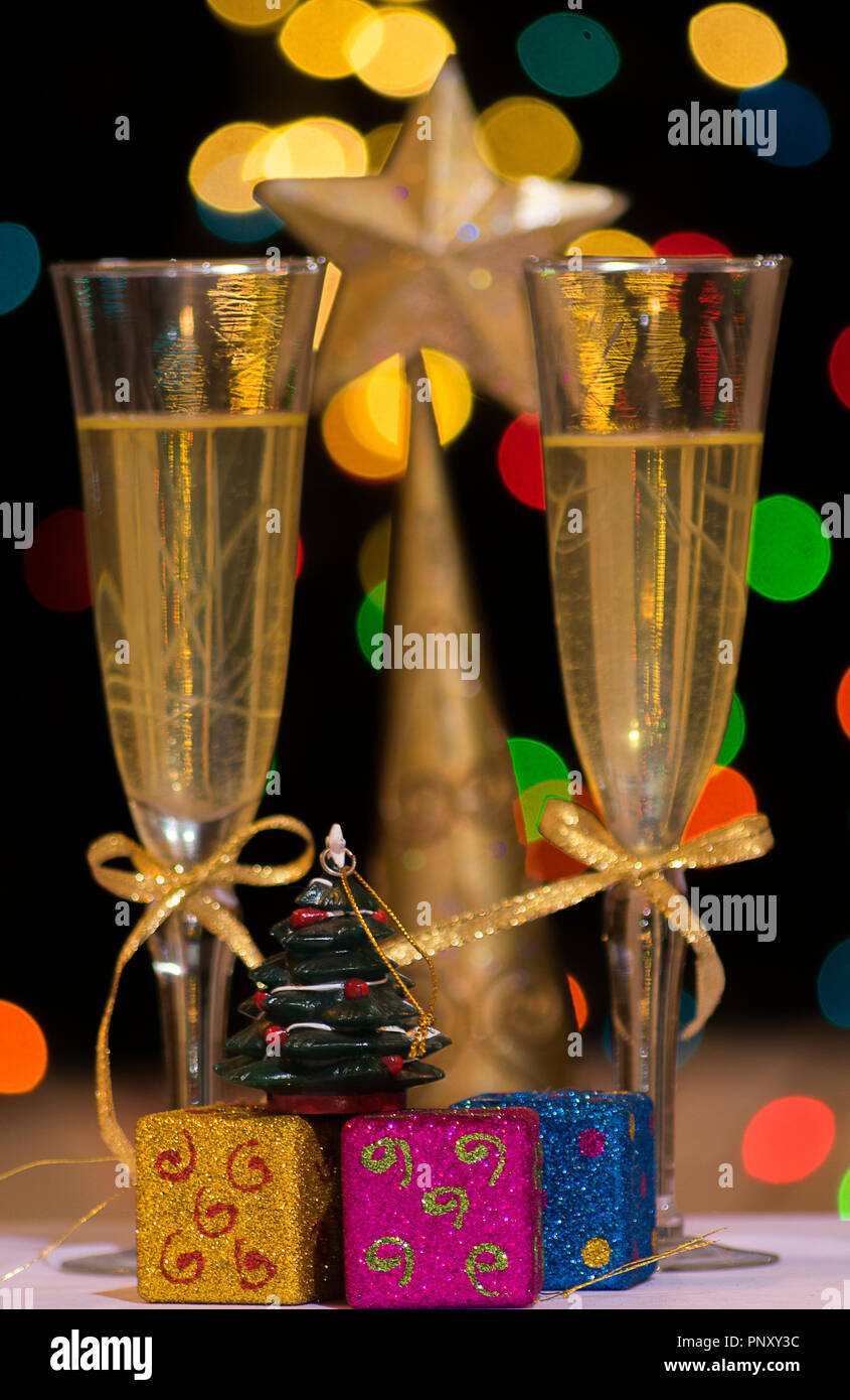 Décorations de Noël et deux verres de champagne avec un arrière-plan avec effet bokeh Banque D'Images
