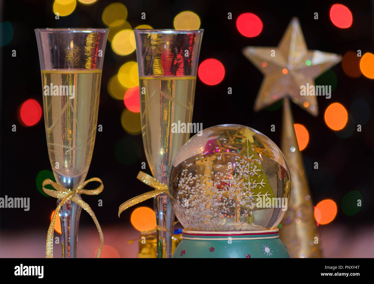 Décorations de Noël et deux verres de champagne avec un arrière-plan avec bokehchristmas, holiday, éclat, bokeh, lumière, décoration, cadeaux, brouillée, pos Banque D'Images