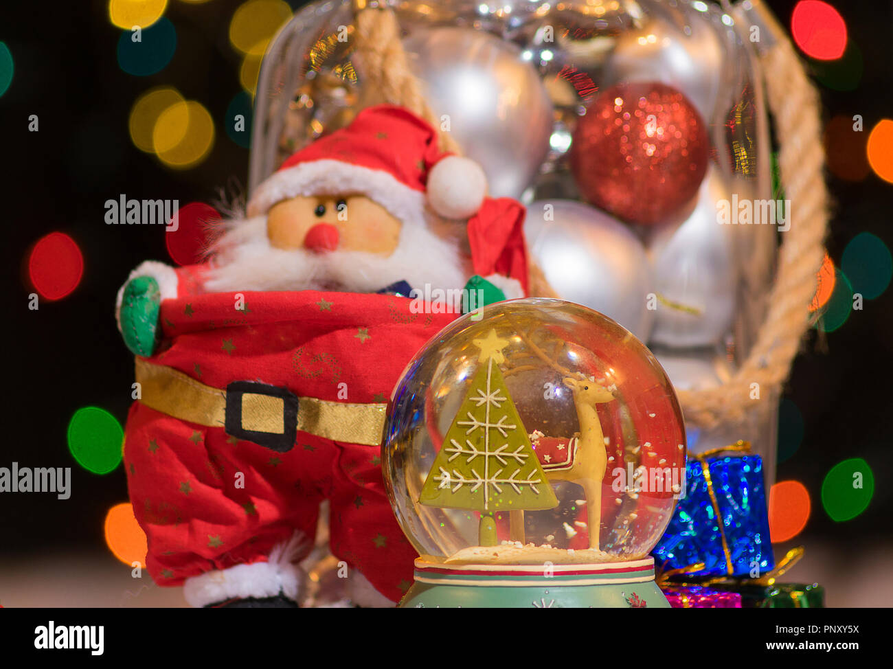Décorations de Noël avec un arrière-plan avec effet bokeh Banque D'Images