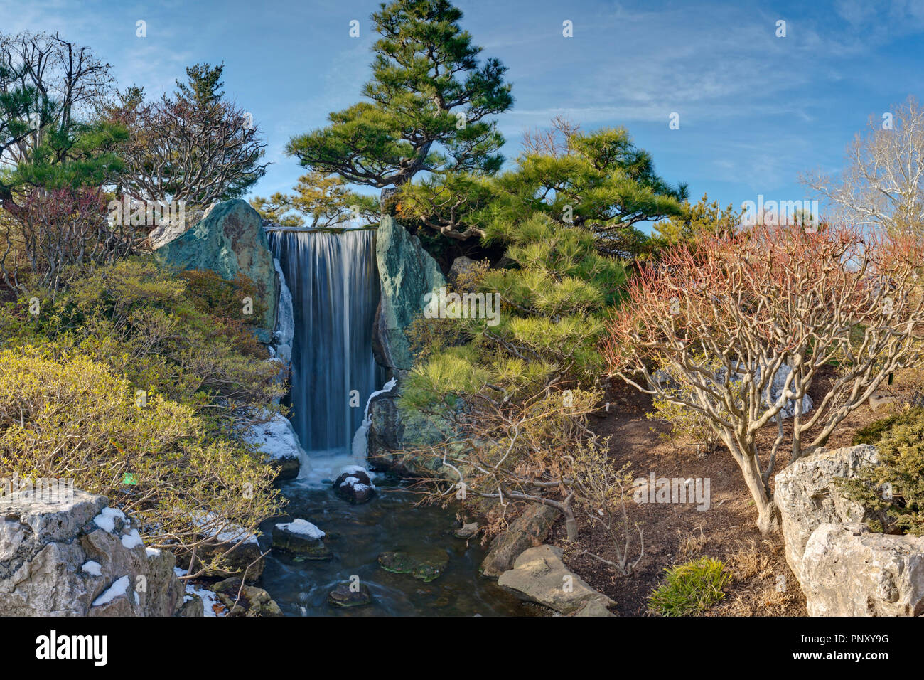 La cascade dans le jardin japonais du Jardin Botanique du Missouri sur une journée d'hiver. Banque D'Images