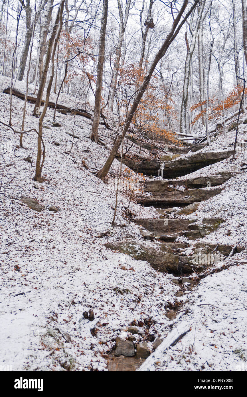 Chutes de neige en face de rock en cascade comme Mars vient dans comme un lion à St Louis Creve Coeur Park. Banque D'Images Chutes de neige en face de rock en cascade comme Mars vient dans comme un lion à St Louis Creve Coeur Park. Banque D'Images