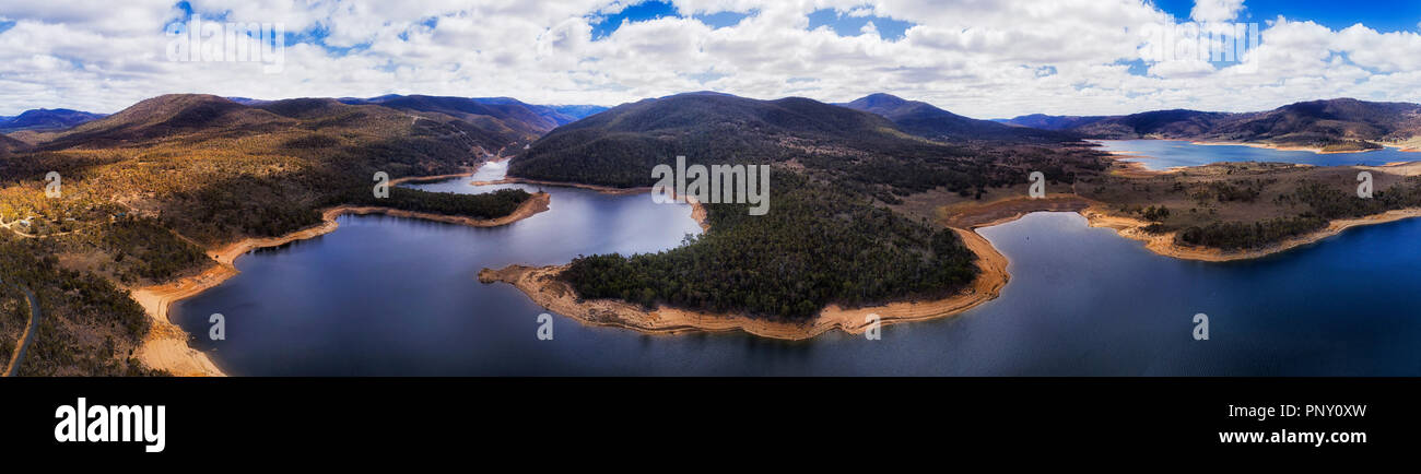 Bassin versant du barrage de Jindabyne sur Snowy River autour de delta avec vue éloignée sur les montagnes enneigées des bouchons en saison d'hiver. Banque D'Images