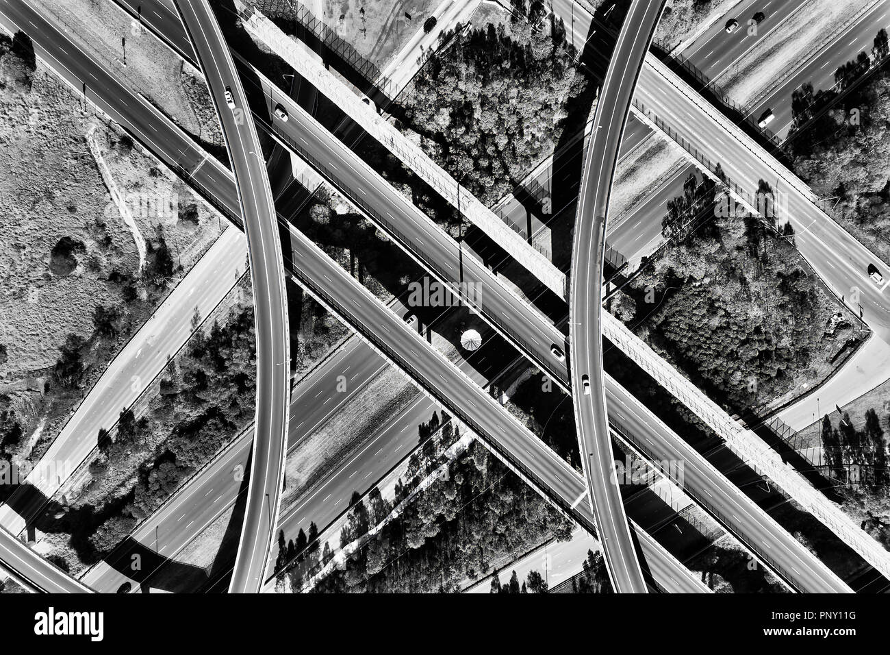 Impression noir-blanc de ponts et rampes d'Lighthourse multi-voies d'échange intersection de M4 et M7 dans l'ouest de Sydney haut vu d'en haut. Banque D'Images