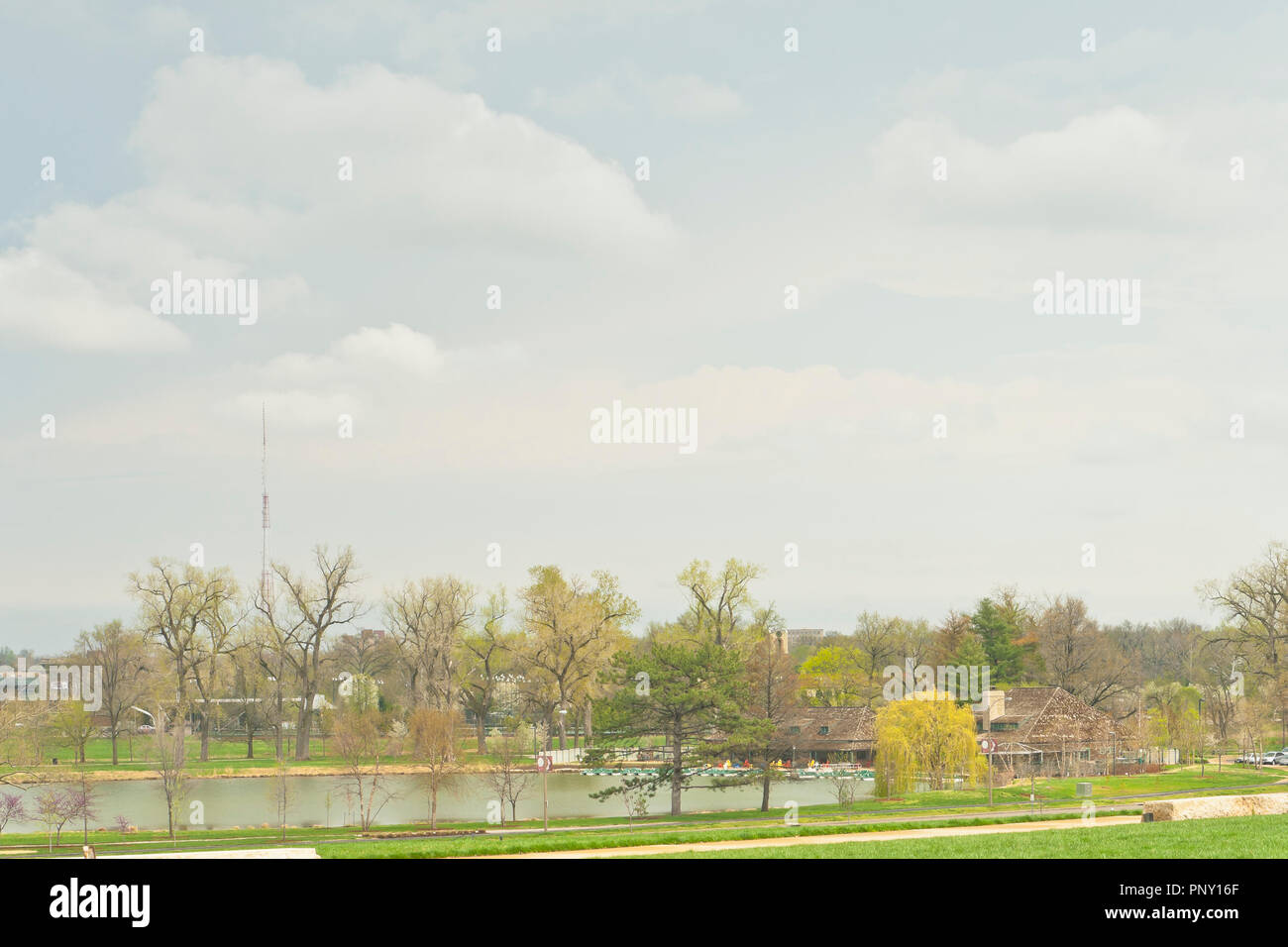 La couverture de nuages en couches sur St Louis Forest Park crée la lumière sur une spectaculaire nuageux mi-avril journée de printemps. Banque D'Images