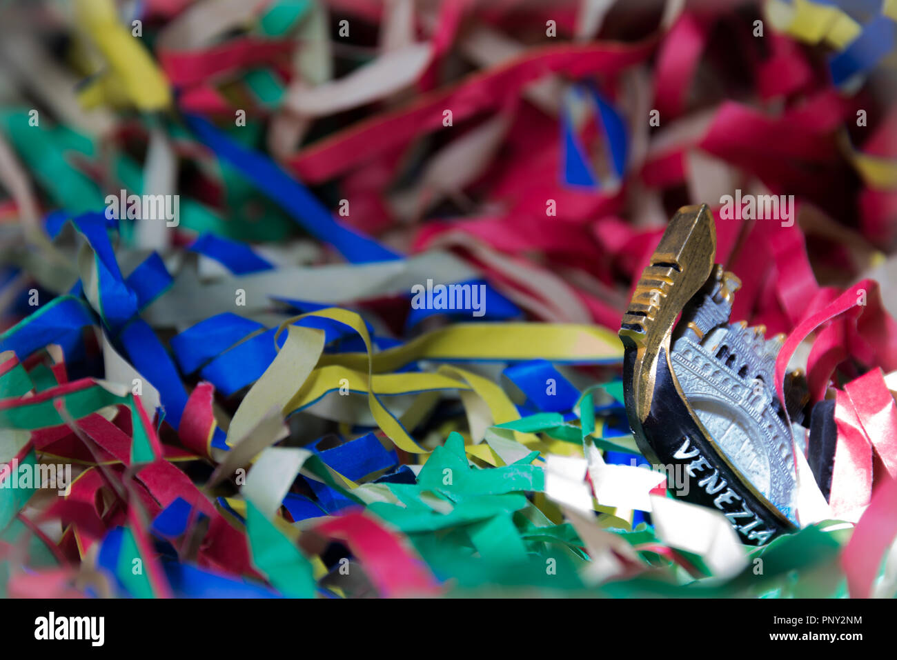 Close-up de Pierrot masque de carnaval sur fond de banderoles de couleur Banque D'Images