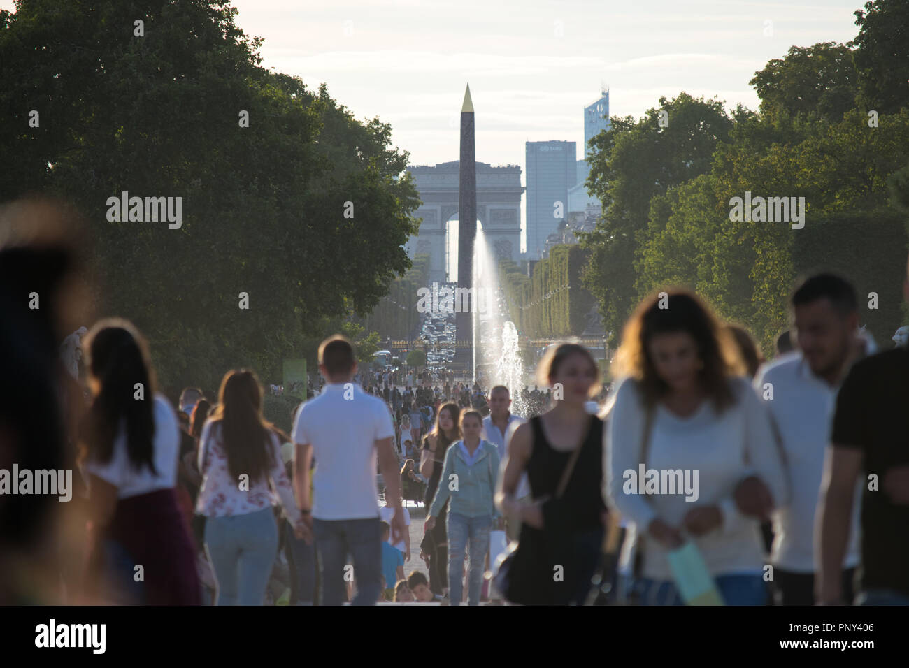 Les personnes se rendant sur la Place de la Concorde avec en arrière-plan une belle superposition de l'obélisque et l'Arc de Triomphe Banque D'Images