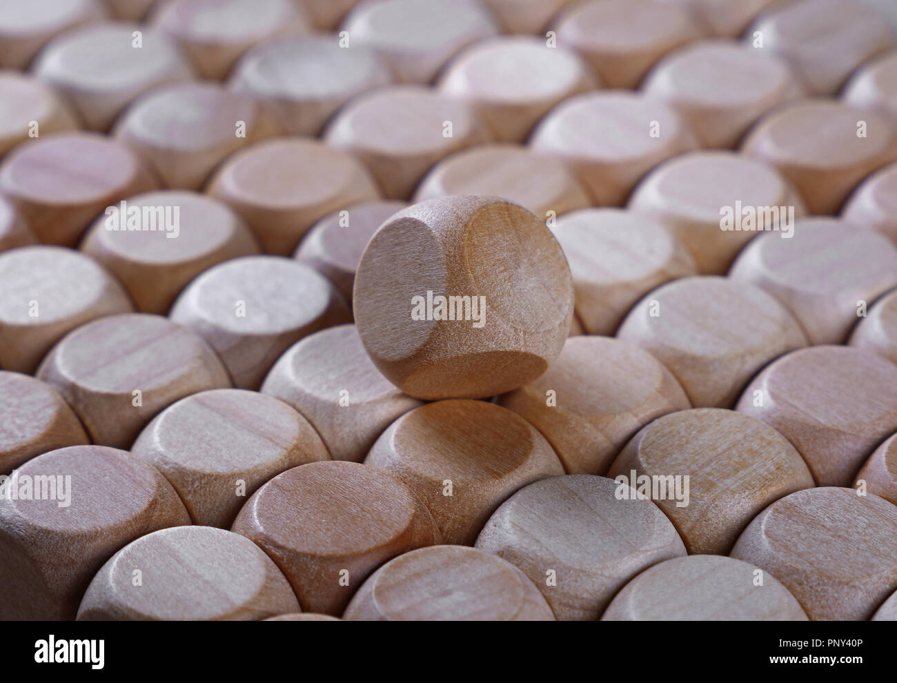 Close up de motif de fond en bois naturel en forme de dés toy building blocks, high angle view perspective Banque D'Images