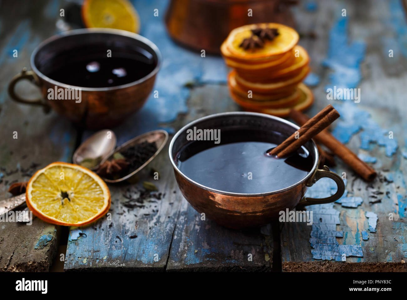En Grog tasses avec cuivre épices et des tranches d'orange Banque D'Images