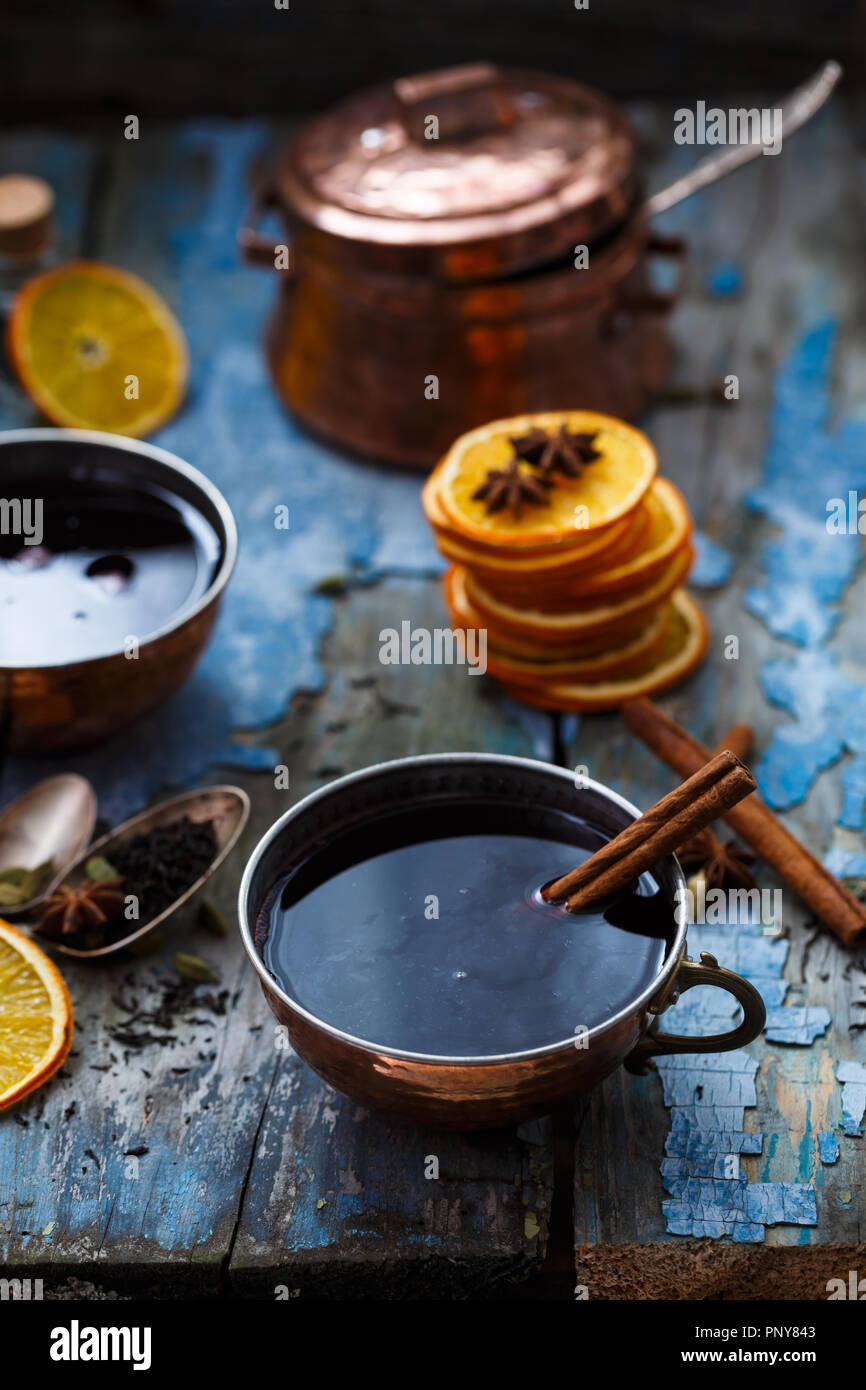 En Grog tasses avec cuivre épices et des tranches d'orange Banque D'Images