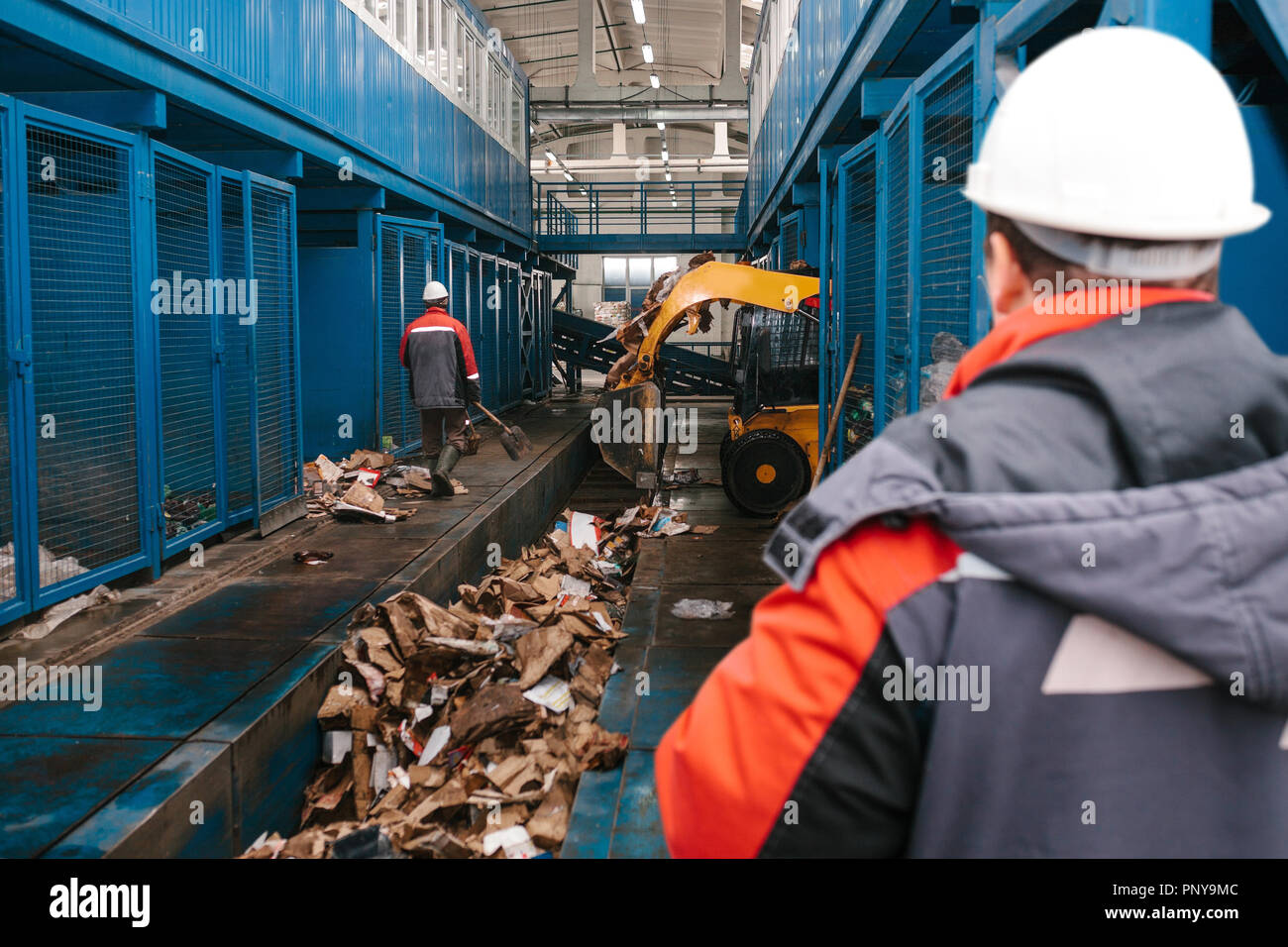 Usine de traitement des déchets. Processus technologique pour l'acceptation, de stockage, de tri et de traitement des déchets pour leur recyclage. Focus sélectif. Banque D'Images