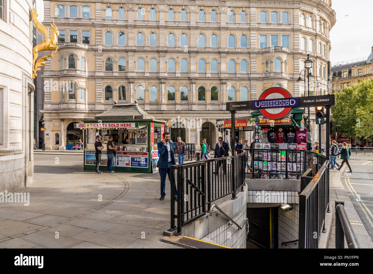 Londres. Septembre 2018. Une vue d'une entrée de la station de métro à Trafalgar  Square à Londres Photo Stock - Alamy