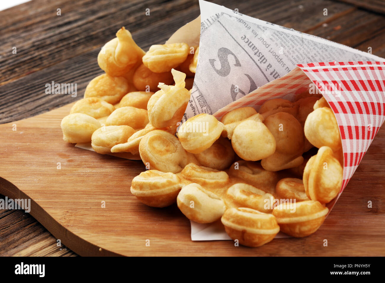 Hong Kong Style Egg Gaufre Sur Planche De Bois Bubble Gaufre