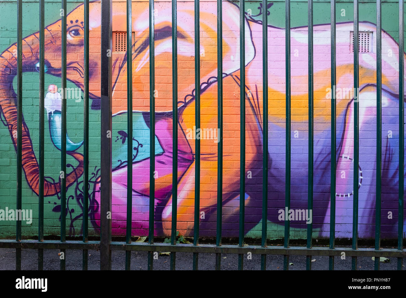 London graffiti de l'éléphant. Image prise pour montrer l'éléphant est derrière les barreaux. Banque D'Images