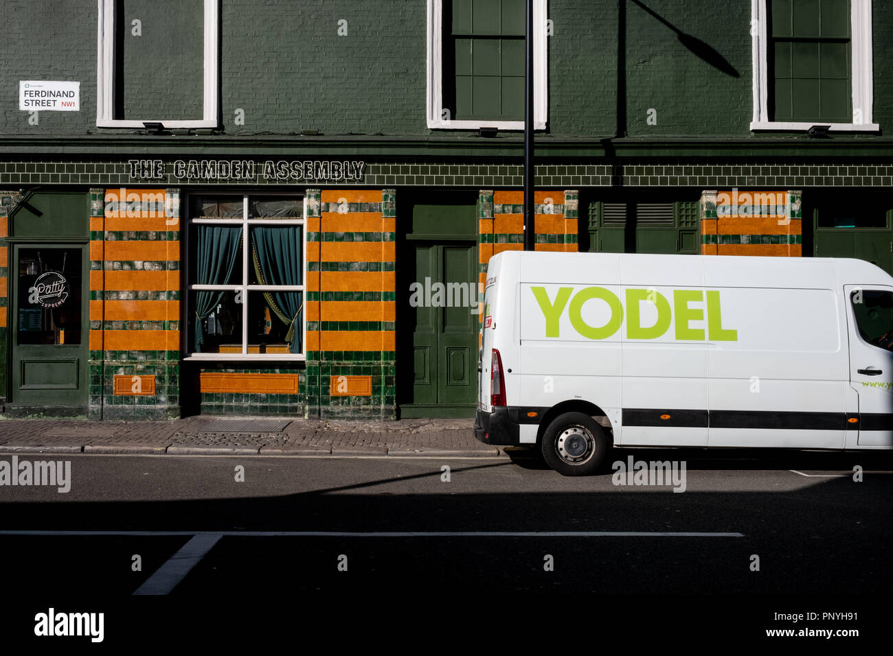 Yodel delivery van par un beau matin ensoleillé à Camden Town, Londres Banque D'Images