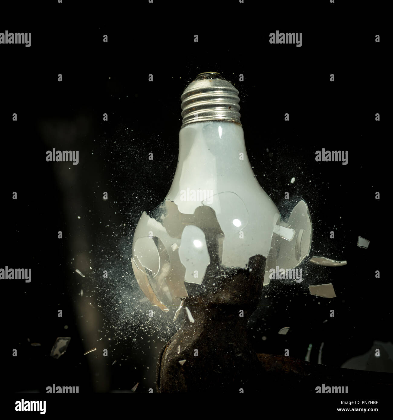 Fissures de verre le long de la coque extérieure d'une ampoule à incandescence Banque D'Images