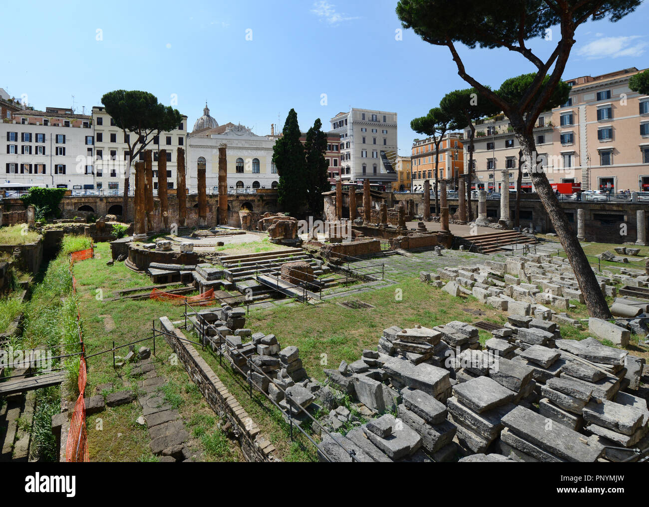 Largo di Torre Argentina est un grand carré à Rome avec de nombreux vestiges romains. Banque D'Images