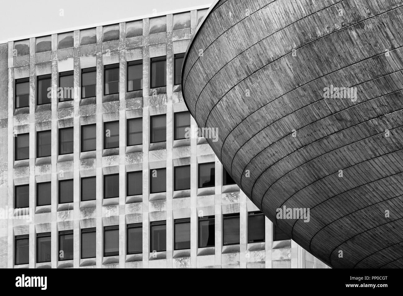 L'Œuf contre l'immeuble de bureaux de l'Empire State Plaza à Albany, New York Banque D'Images