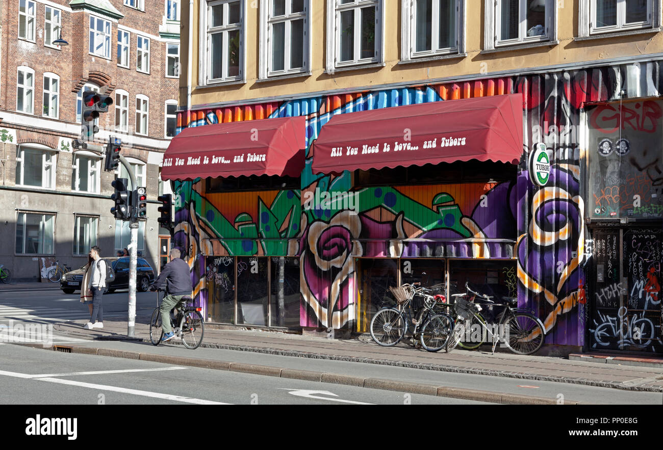 Café Understellet sur Nørrebrogade colorée et ensoleillée à Nørrebro, Copenhague. Banque D'Images