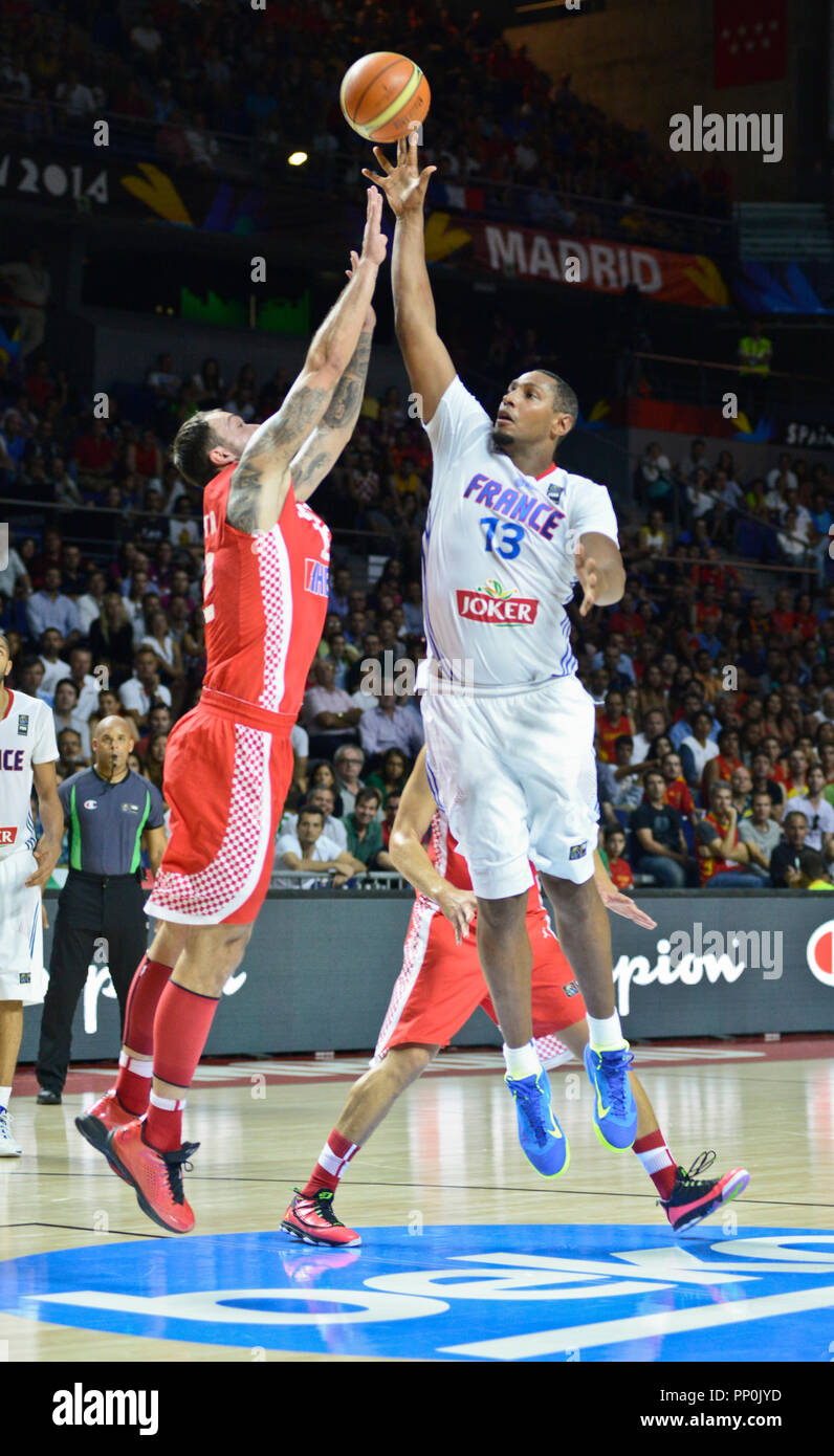 Boris Diaw (France) marquant contre Nenad Krstic (Serbie). 2014 Coupe du  Monde de Basket-ball FIBA Espagne 2014 Photo Stock - Alamy