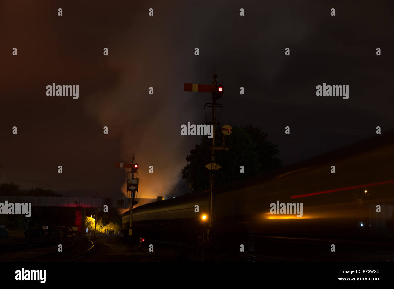 Kidderminster, UK. 22 Septembre, 2018. Plaisir à la Severn Valley Railway's Automne Gala Vapeur continue jusqu'à tard dans la nuit, une fois de plus, en tant que visiteurs de profiter pleinement du vaste soir calendrier d'exécution de ce soir. Credit : Lee Hudson/Alamy Live News Banque D'Images