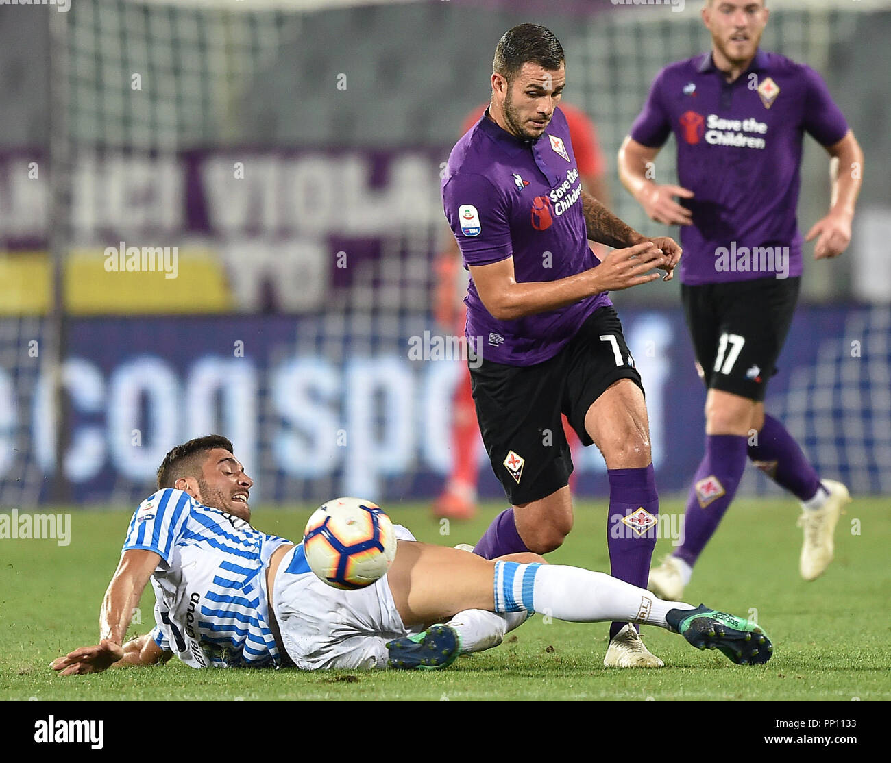 Florence, Italie. 22 Sep, 2018. La Fiorentina Valentin Eysseric (R) le dispute à la SPAL Mattia Valoti lors d'un match de football Serie A entre la Fiorentina et l'SPAL à Florence, en Italie, du 22 septembre 2018. La Fiorentina a gagné 3-0. Credit : Alberto Lingria/Xinhua/Alamy Live News Banque D'Images