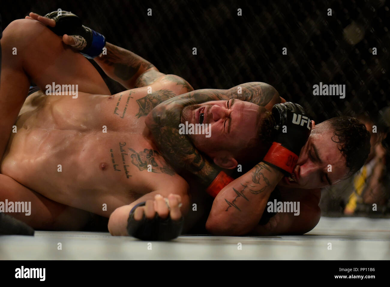 SÃO PAULO, SP - 22.09.2018 : l'UFC Fight Night MARRETA X ANDERS - Charles Oliveira finalisé Christos Giagos avec un tueur lion lors de l'UFC Fight Night Marreta X Anders tenue au gymnase Ibirapuera à São Paulo, SP. (Photo : Reinaldo Reginato/Fotoarena) Crédit : Foto Arena LTDA/Alamy Live News Banque D'Images