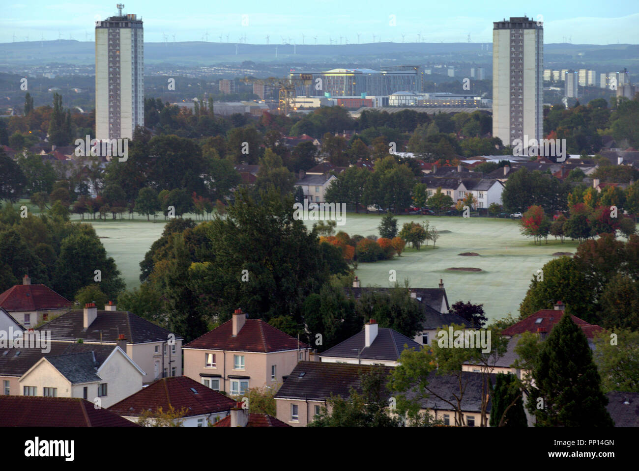 Glasgow, Écosse, Royaume-Uni, 23 Septembre, 2018. Météo britannique. L'aube sur l'équinoxe a vu un ciel clair la nuit cède la place à une aube avec pas de pluie dans la prévision pour la fin officielle de l'été. La première gelée de l'année tourne les greens et les fairways du golf de knightswood marquage blanc à un concert de l'année civile et la nature. Gérard Ferry/Alamy news Banque D'Images