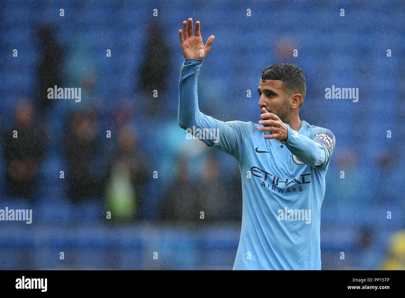 Cardiff, Royaume-Uni. 22 Sep, 2018. Riyad Mahrez de vagues de Manchester City pour les fans. Premier League match, Cardiff City v Manchester City au Cardiff City Stadium le samedi 22 septembre 2018. Cette image ne peut être utilisé qu'à des fins rédactionnelles. Usage éditorial uniquement, licence requise pour un usage commercial. Aucune utilisation de pari, de jeux ou d'un seul club/ligue/dvd publications. Photos par Andrew Andrew/Verger Verger la photographie de sport/Alamy live news Crédit : Andrew Orchard la photographie de sport/Alamy Live News Banque D'Images