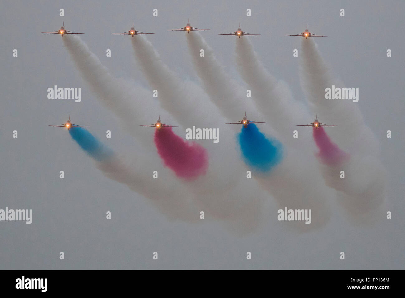 Duxford, UK. 22 Sep, 2018. Les flèches rouges display team sous la pluie - La bataille d'Angleterre de Duxford Air Show est un finale pour le centenaire de la Royal Air Force (RAF) à la célébration de 100 ans d'histoire de la RAF et une vision de la capacité d'avenir. Crédit : Guy Bell/Alamy Live News Banque D'Images