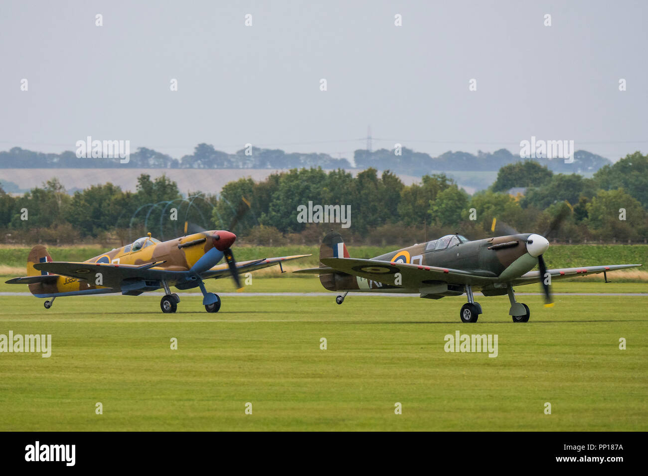 Duxford, UK. 22 Sep, 2018. 18 Spitfire décollant de la piste en herbe pour le défilé final - La bataille d'Angleterre de Duxford Air Show est un finale pour le centenaire de la Royal Air Force (RAF) à la célébration de 100 ans d'histoire de la RAF et une vision de la capacité d'avenir. Crédit : Guy Bell/Alamy Live News Banque D'Images