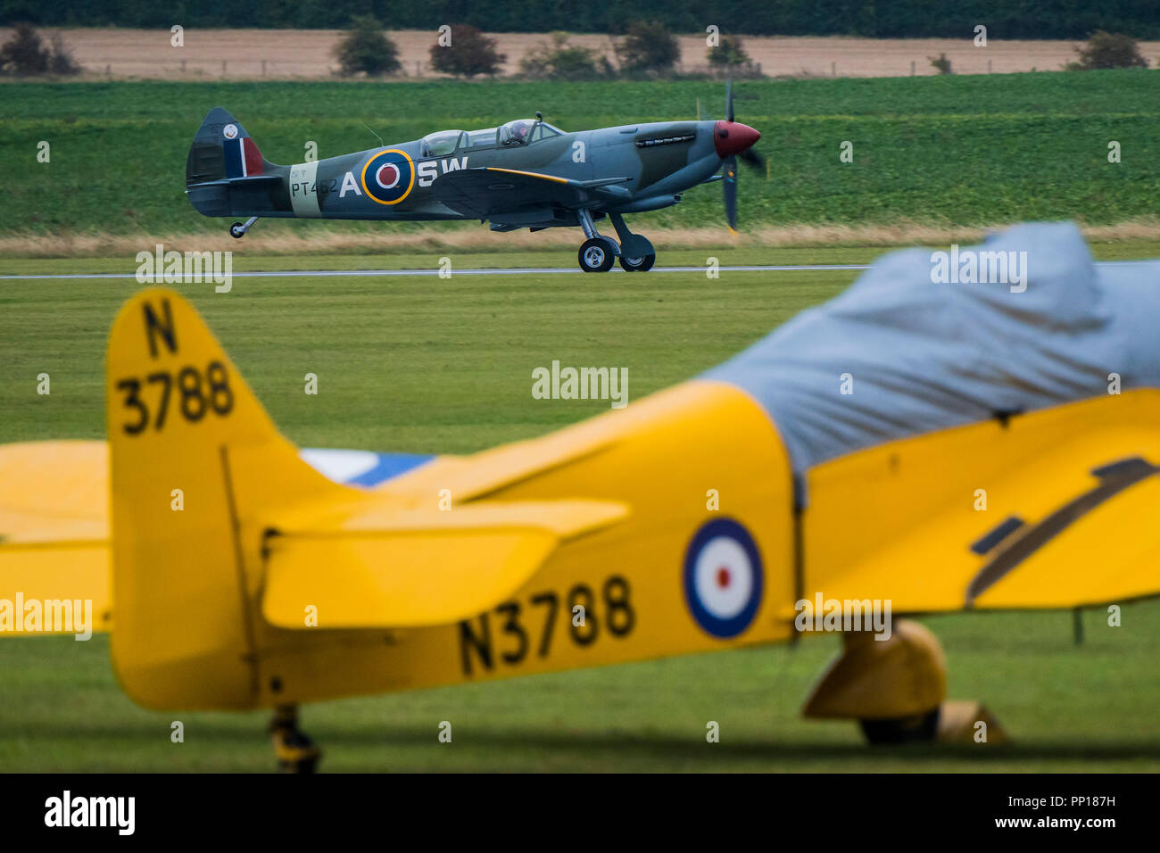 Duxford, UK. 22 Sep, 2018. Spitfire 18 décollage, derrière d'autres avions classiques, à partir de la piste en herbe pour le défilé final - La bataille d'Angleterre de Duxford Air Show est un finale pour le centenaire de la Royal Air Force (RAF) à la célébration de 100 ans d'histoire de la RAF et une vision de la capacité d'avenir. Crédit : Guy Bell/Alamy Live News Banque D'Images