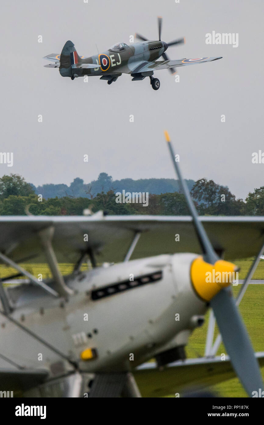 Duxford, UK. 22 Sep, 2018. Spitfire 18 décollage, derrière d'autres avions classiques, à partir de la piste en herbe pour le défilé final - La bataille d'Angleterre de Duxford Air Show est un finale pour le centenaire de la Royal Air Force (RAF) à la célébration de 100 ans d'histoire de la RAF et une vision de la capacité d'avenir. Crédit : Guy Bell/Alamy Live News Banque D'Images