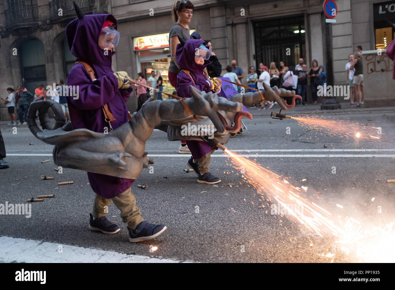 Barcelone, Espagne. 22 septembre 2018 : 'Correfoc' (feu porteur) festival catalan avec des gens habillés comme des diables avec Fireworks sur fourches ou pulvérisation dragons étincelles lors du festival de Barcelone La Mercè : Crédit photographique à vue/Alamy Live News Banque D'Images