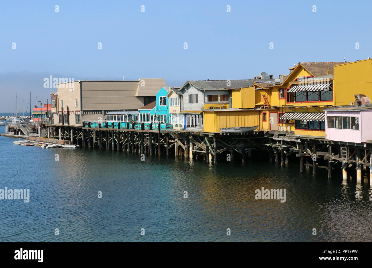 Bâtiments colorés ajoutent au caractère de Fisherman's Wharf de Monterey, CA. Banque D'Images