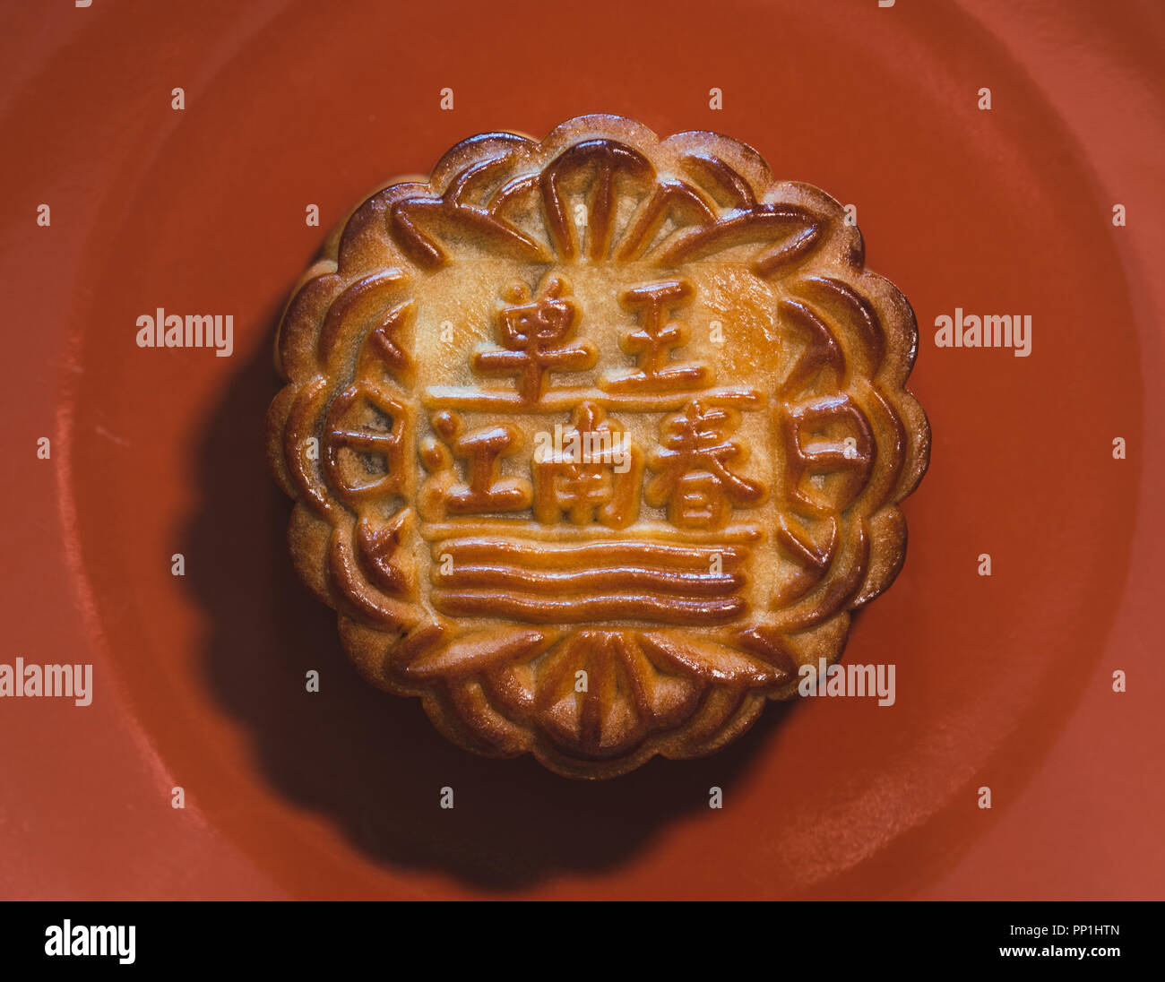 Mooncake chinois sur une plaque pour le milieu de l'automne festival Banque D'Images