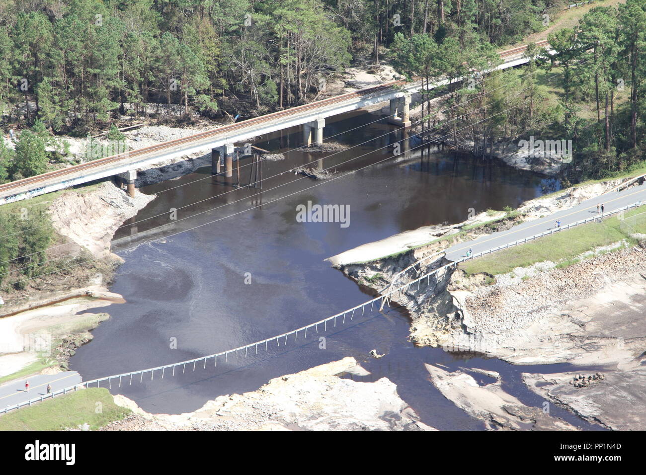 Le lieutenant général Todd T. Semonite, 54e Chef de l'armée américaine d'ingénieurs et de général commandant de l'Army Corps of Engineers des États-Unis à l'évaluation des répercussions de l'Boiling Springs Lake violation sur l'infrastructure de l'Ocean Terminal militaire Sunny Point et l'atténuation des dommages dans le sud-est de la Caroline du Nord au cours de sa visite le 19 septembre. Le U.S. Army Corps of Engineers (USACE) travaille en partenariat avec les collectivités locales, l'état et la réponse du gouvernement fédéral pour l'ouragan Florence. Le Corps a plus de 300 militaires qui offrent un soutien sur place et à distance, la coordination avec les collectivités locales, d'état et la FEMA aujou Banque D'Images