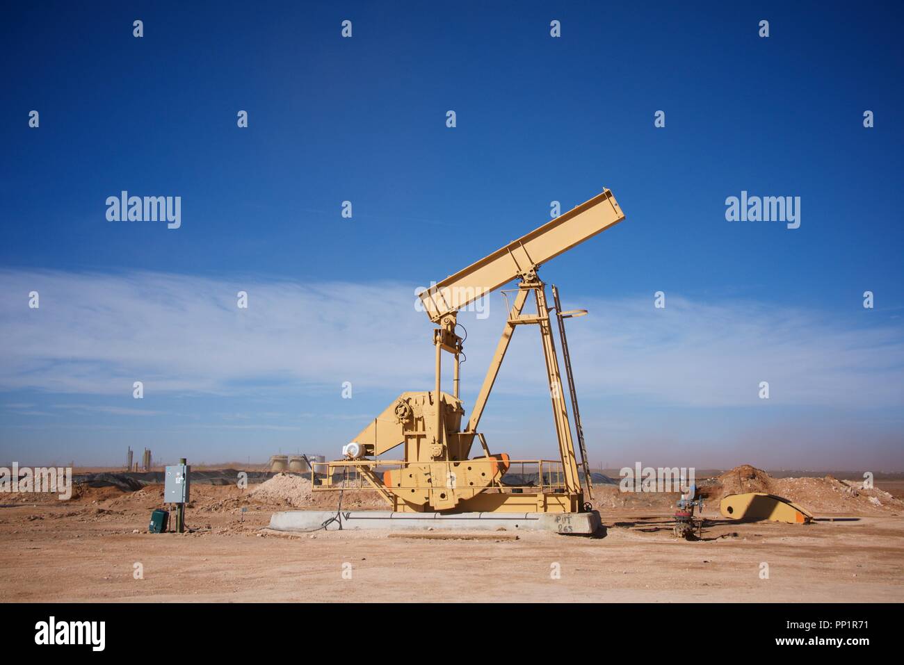 L'unité de pompage partiellement assemblés dans l'ouest du Texas oilfield. Banque D'Images