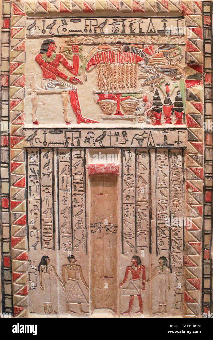 Pierre gravée de l'Égypte ancienne (bas-reliefs peinée, signes et symboles pour raconter des histoires) Banque D'Images