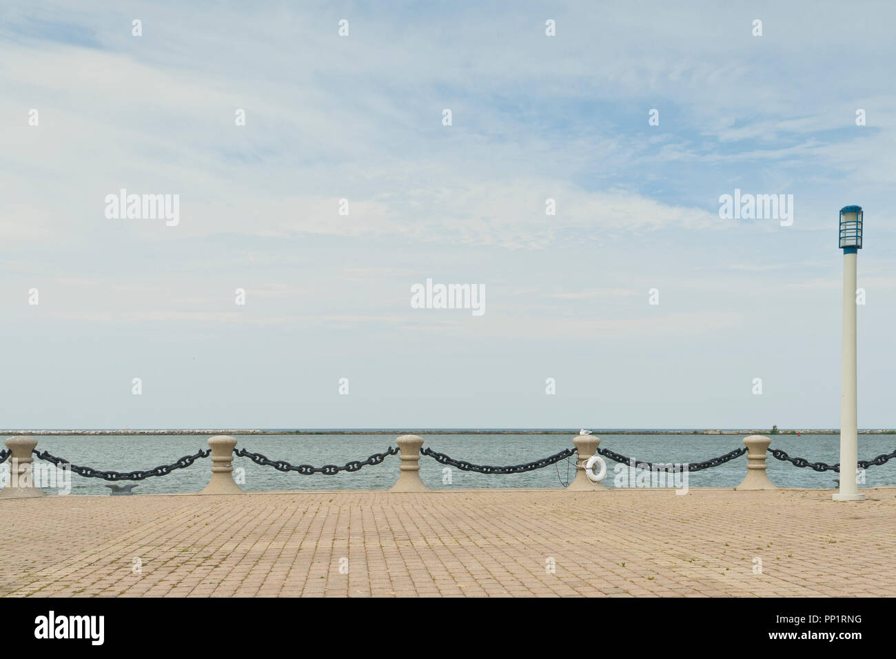 Vue vers le nord sur le lac Érié à partir de Cleveland Voinovich Park sur un nuageux jour d'été. Banque D'Images