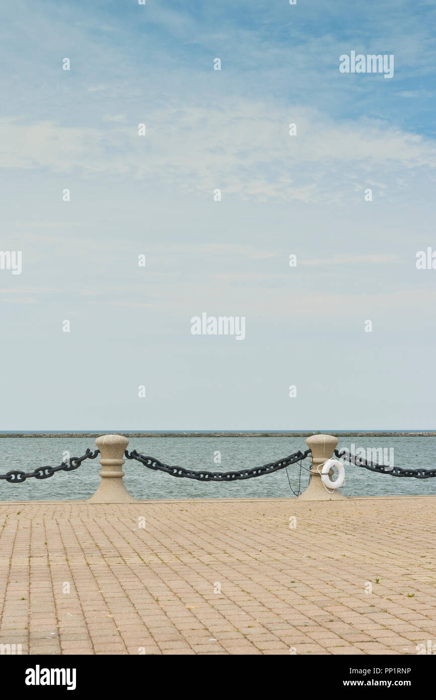 Vue vers le nord sur le lac Érié à partir de Cleveland Voinovich Park sur un nuageux jour d'été. Banque D'Images