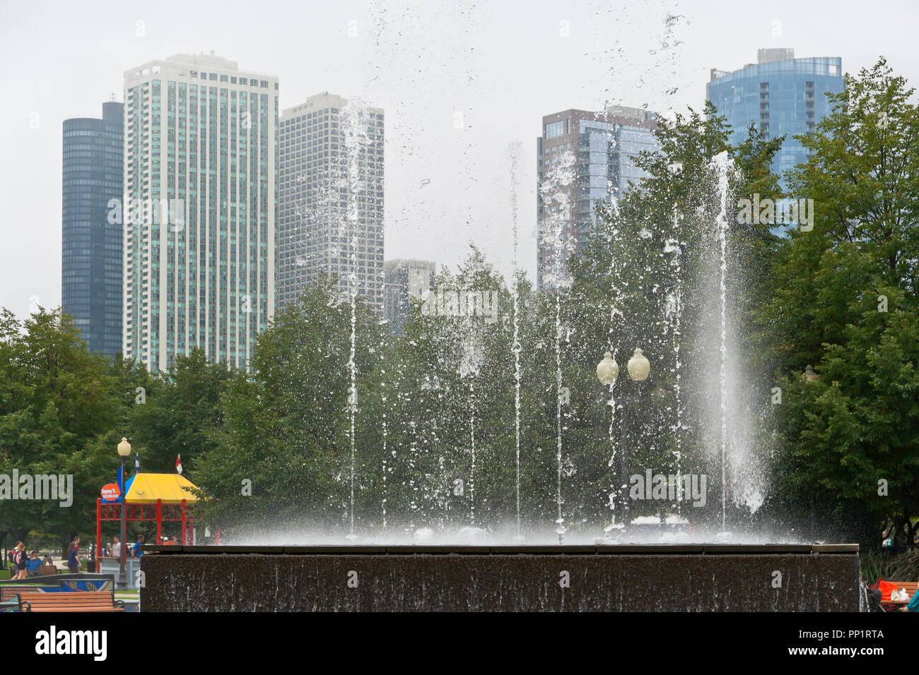 CHICAGO - le 28 août : des gouttes d'eau de la danse comme le parc de la fontaine de la passerelle joue en face de fog-enshrouded gratte-ciel par un après-midi d'été, le 2 août 2013 Banque D'Images